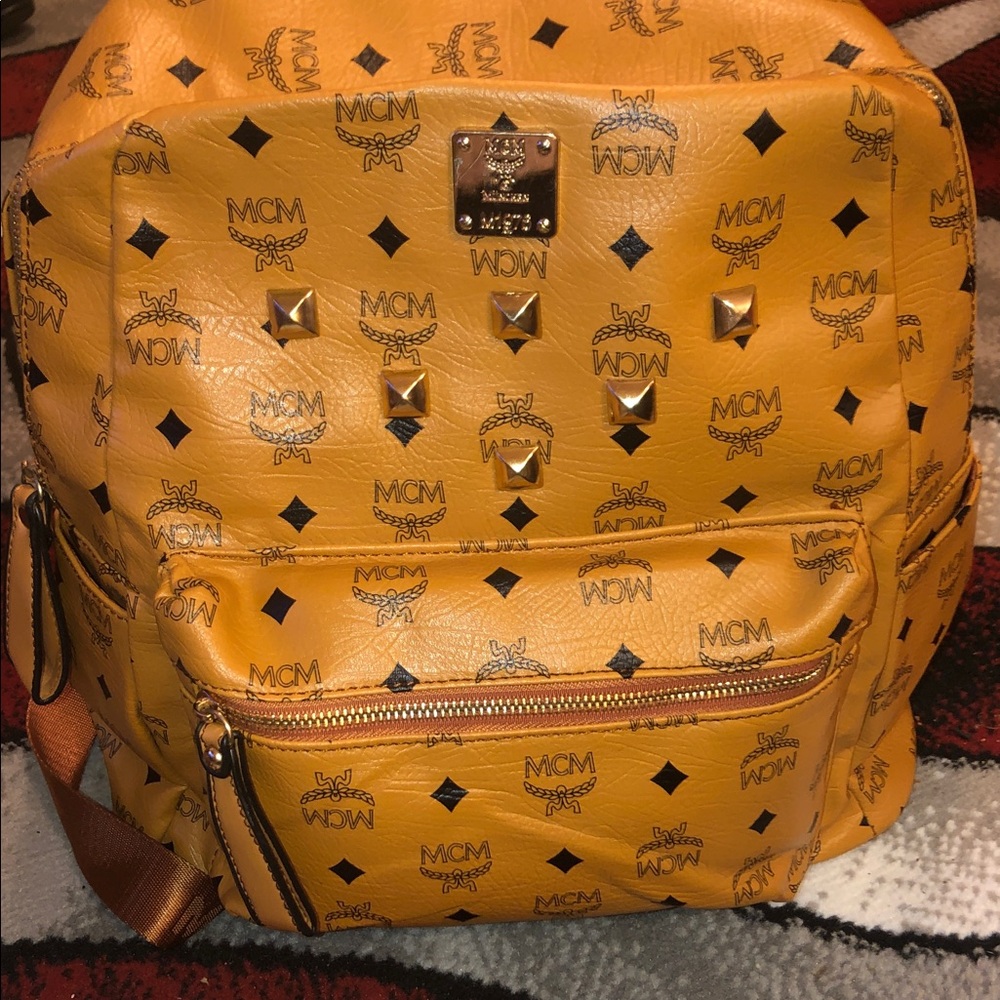 💋 Tan Backpack with Gold Accents🥰 This bag is sooo AWESOME - Picture 7 of 16
